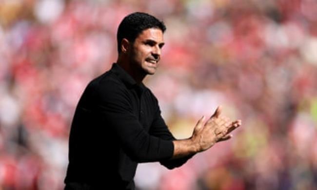 Mikel Arteta gives Arsenal instructions during the Community Shield